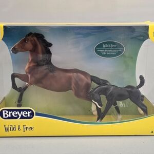 NIB Breyer Wild & Free 2022 Mustang Horse & Foal 1:12 Scale #301176